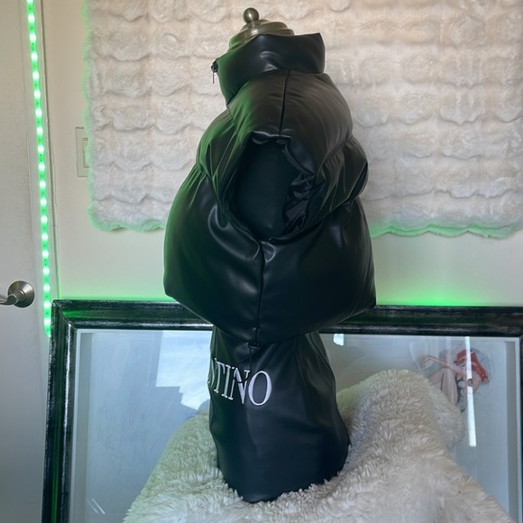 No name brand faux leather Black Puffer Vest NWOT adjustable bands on the bottom - Picture 3 of 8